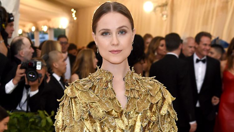 Evan Rachel Wood spricht offen über ihre Missbrauchserfahrung und macht anderen Mut, es ihr unter dem Hashtag #IAmNotOk gleich zu tun.