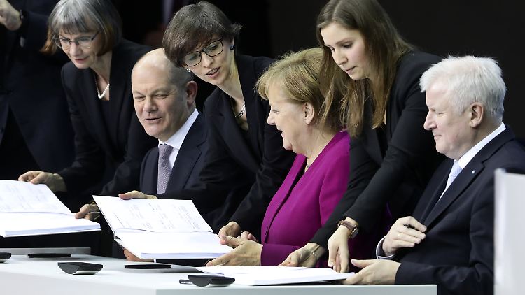 Heute vor einem Jahr: Olaf Scholz, Angela Merkel und Horst Seehofer unterzeichnen den Koalitonsvertrag.