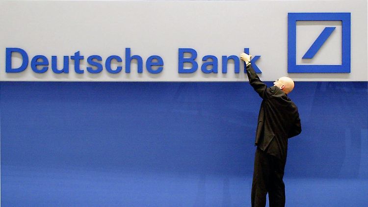 Dauerbaustelle: Aufseher verweisen auf den noch nicht abgeschlossenen, aktuellen Konzernumbau bei der Deutschen Bank.