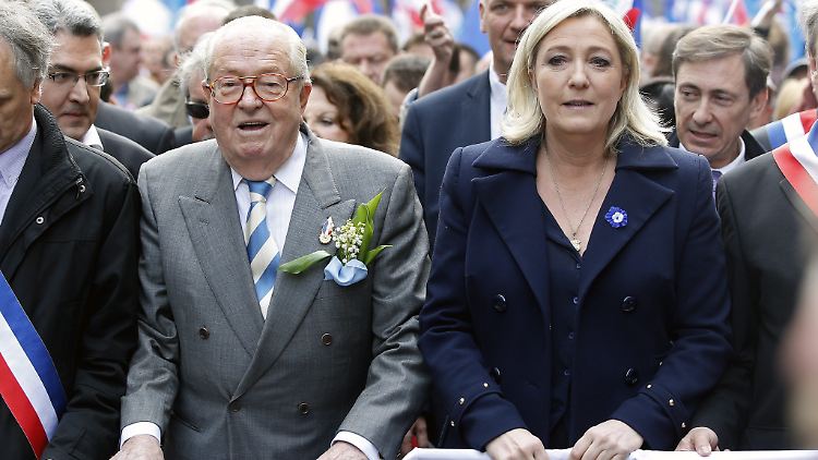 Jean-Marie Le Pen, ehemaliger Vorsitzender des Front National, und seine Tochter, die damalige Vorsitzende des Partei, bei einer Mai-Demo 2014.