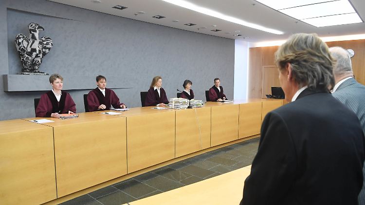 Heinz Sening (vorn r.) klagt vor dem Bundesgerichtshof gegen einen Arzt, der seinen demenzkranken Vater möglicherweise zu lange am Leben erhalten hat.