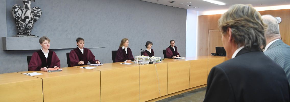 Heinz Sening (vorn r.) klagt vor dem Bundesgerichtshof gegen einen Arzt, der seinen demenzkranken Vater möglicherweise zu lange am Leben erhalten hat.