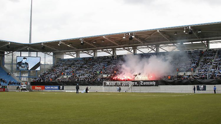Die FC Chemnitz Fans gedachten Neonazi Thomas Haller mit Pyrotechnik.