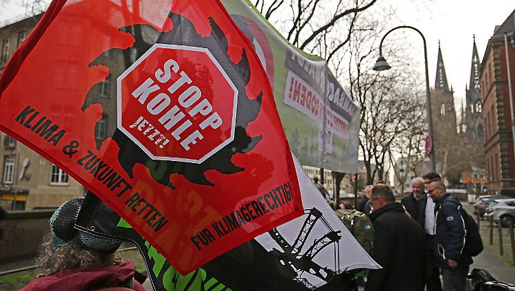Umweltaktivisten und Braunkohlegegner formierten sich vor dem Kölner Verwaltungsgericht.