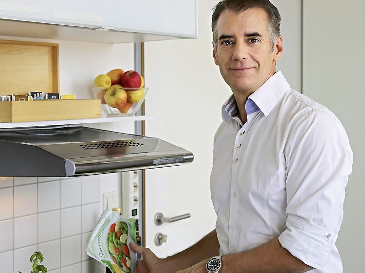 Dr. Kurscheid kocht täglich mittags selbst in seiner Praxis und verrät im Buch seine "Super-Fibre-Rohkost".