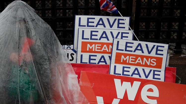 Brexit-Befürworter fordern den EU-Austritt. Doch die Chancen, dass dieser geregelt gelingt, sinken.