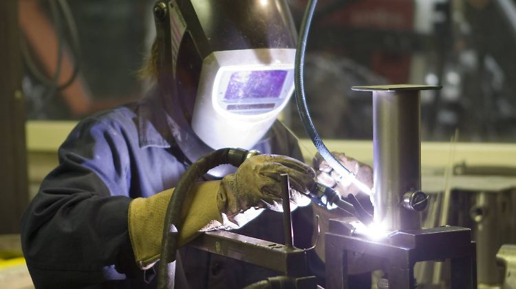 Besonders die Baubranche sucht händeringend nach Mitarbeitern, aber auch Industrie, Dienstleister und Handel.