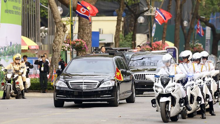 Großer Auftritt in Saigon: Nordkoreas Machthaber fährt im schwarzen Benz vor.