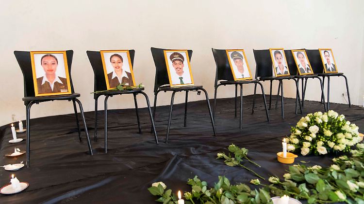 Bei einer Trauerfeier von Ethiopian Airlines sind Bilder der getöteten Crew-Mitglieder aufgereiht.