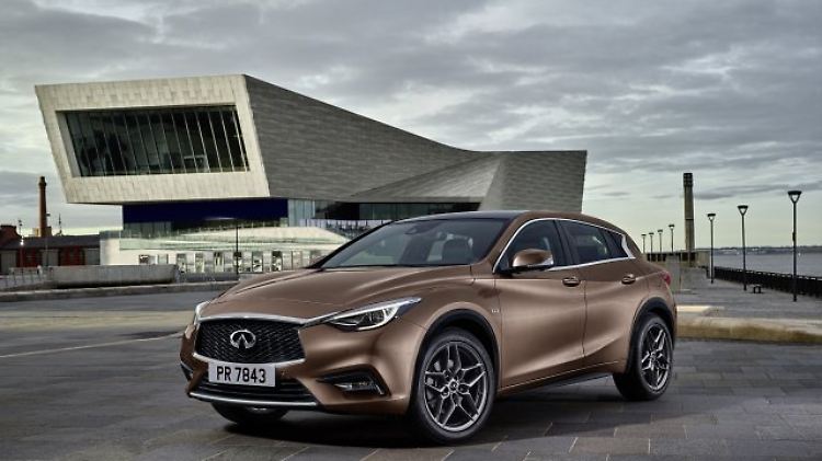 Der Infiniti Q30 basiert auf der Vorgängergeneration der A-Klasse.