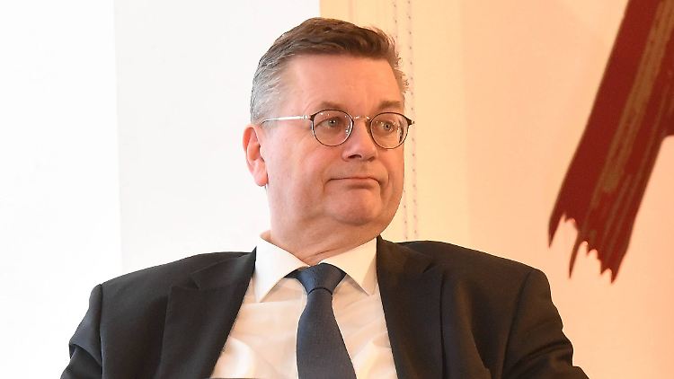 Nur nach seinen Regeln - auf Fragen, die ihm nicht in den Kram passen, hat Grindel gar keinen Bock.