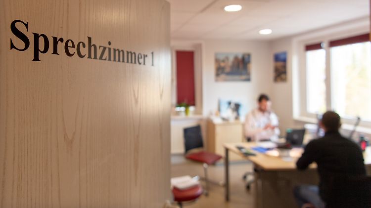 Die Mindestzahl an wöchentlichen Sprechstunden von Ärzten soll von 20 auf 25 erhöht werden.