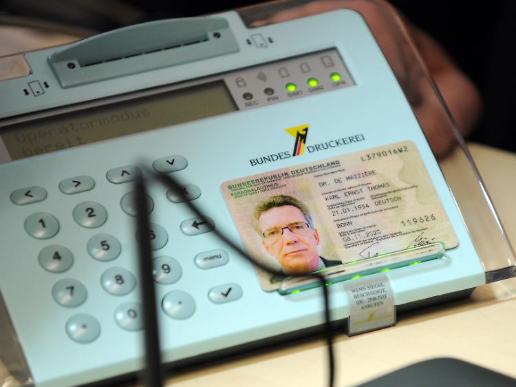 Der 28,80 Euro teure Ausweis im Scheckkartenformat kann seit dem 1. November beantragt werden: Mit dem integrierten Chip soll der neue PA als amtlicher Identitätsnachweis für Online-Geschäfte und für elektronische Signaturen dienen.