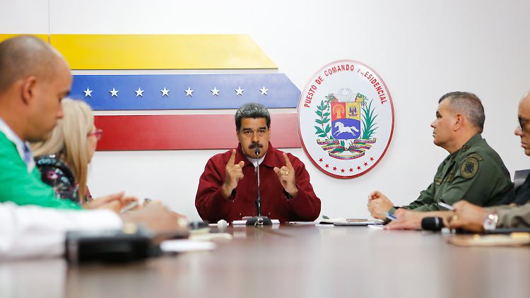 Maduro im Gespräch mit Mitarbeitern