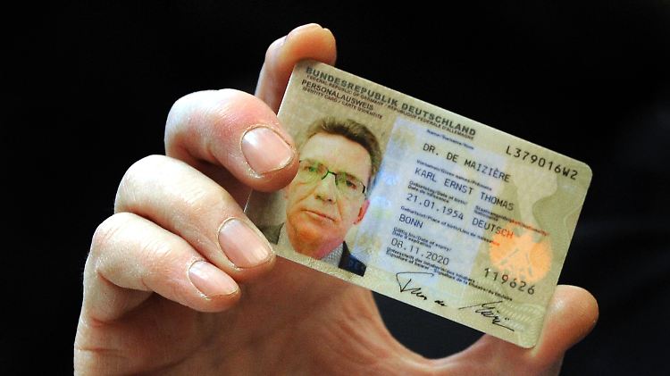 Der Innenminister hat ihn schon: Der Ausweis von Thomas de Maiziere.