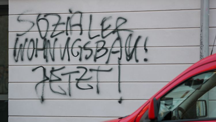 Während Großtstädte um bezahlbaren Wohnraum ringen, sinkt die Baugenehmigungsquote wegen zuviel Bürokratie.