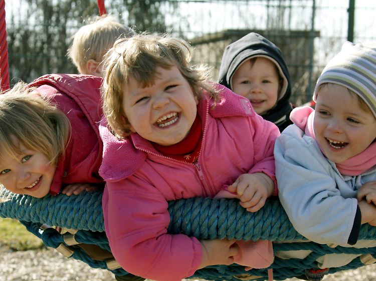 Der Leitsatz der Familienpolitik in Deutschland lautet: Kindergeld ist gut, mehr Kindergeld ist besser.