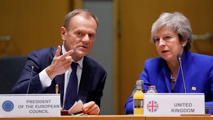 Tusk und May im Gespräch