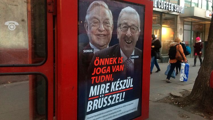 Das Plakat unterstellt Juncker und Soros, illegale Migration nach Ungarn zu fördern.
