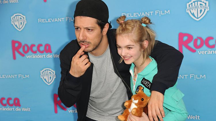 Fahri Yardim und Luna Marie Maxeiner bei der Premiere  von "Rocca verändert die Welt" am 3. März in Hamburg.