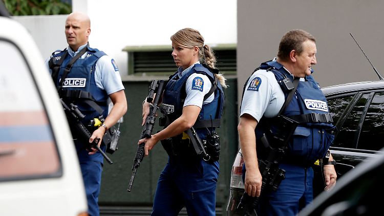 Polizisten sichern den Tatort ab.