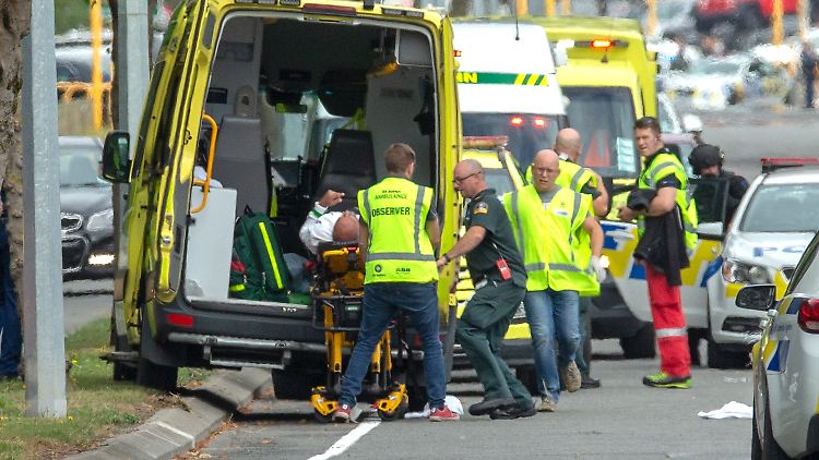 Rettungskräfte im Einsatz nach dem Angriff auf zwei Moscheen in Neuseeland.