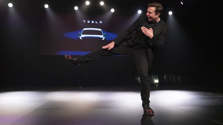 In einem Jahr will Tesla die Millionengrenze knacken, sagt Firmengründer Musk bei der Vorstellung des neuen SUV.