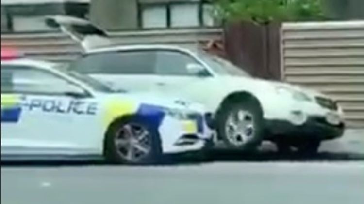 Von einem Streifenwagen gerammt und zum Stehen gebracht: Der Wagen des mutmaßlichen Attentäters von Christchurch.