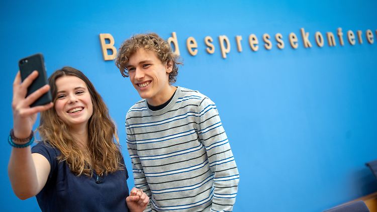 Jakob Blasel ist 18 Jahre alt, wohnt in der Nähe von Kiel und geht derzeit aufs Gymnasium. Zusammen mit Luisa Neubauer gehört er zu den Organisatoren von Fridays For Future in Deutschland.