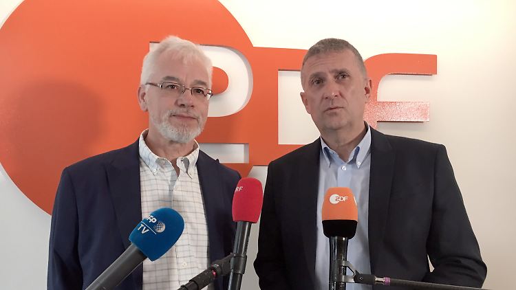 ZDF-Korrespondent Jörg Brase (r.) und "Tagesspiegel"-Reporter Thomas Seibert geben kurz vor ihrer Ausreise aus der Türkei eine Pressekonferenz.
