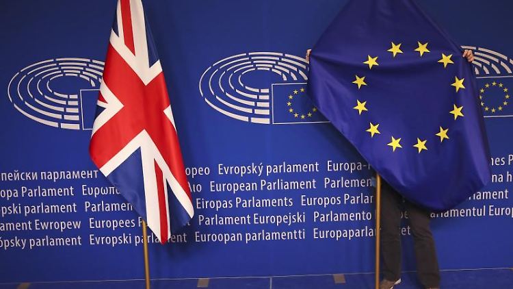 Eine britische Fahne und eine Fahne der EU werden im Europäischen Parlament angebracht. Foto: Francisco Seco/AP/Archiv