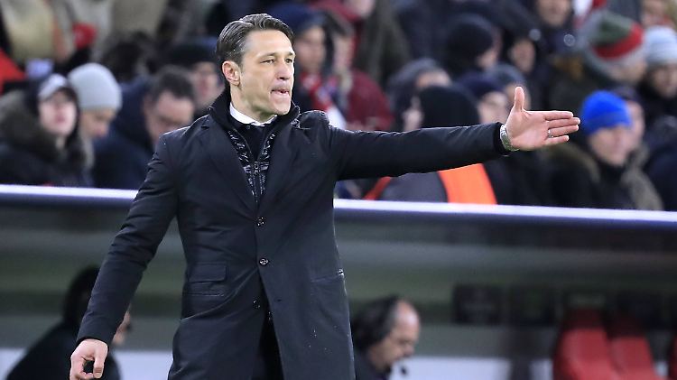 Hier geht's lang zum Double: Niko Kovac gibt den Bayern-Weg vor.