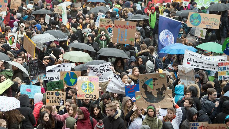 Wie hier in Düsseldorf gab es am heutigen Freitag in vielen deutschen Städten Demonstrationen.