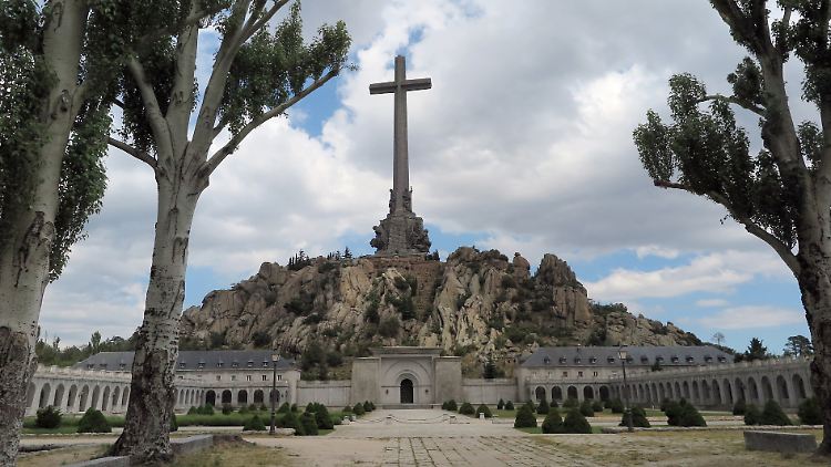 Das 150 Meter hohe Kreuz ist weithin sichtbar - es prangt über dem Grab des einstigen spanischen Diktators Franco im sogenannten "Tal der Gefallenen". 