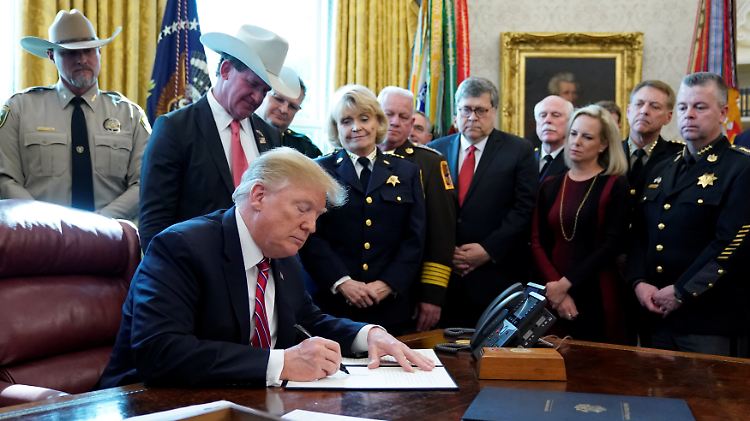 US-Präsident Trump unterzeichnet sein erstes Veto.