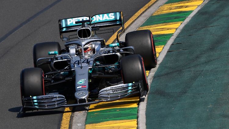 Lewis Hamilton auf der Strecke in Melbourne.