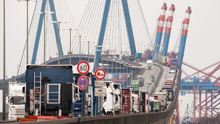 Lkw-Stau auf der Hamburger Köhlbrandbrücke: Was kommt mit dem Brexit-Termin Ende März auf die EU und den Hamburger Hafen zu?