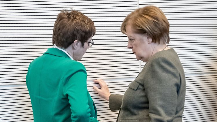 "Es hat auch schon in der Vergangenheit mal geknirscht": Annegret Kramp-Karrenbauer (l.) im Gespräch mit der Kanzlerin.