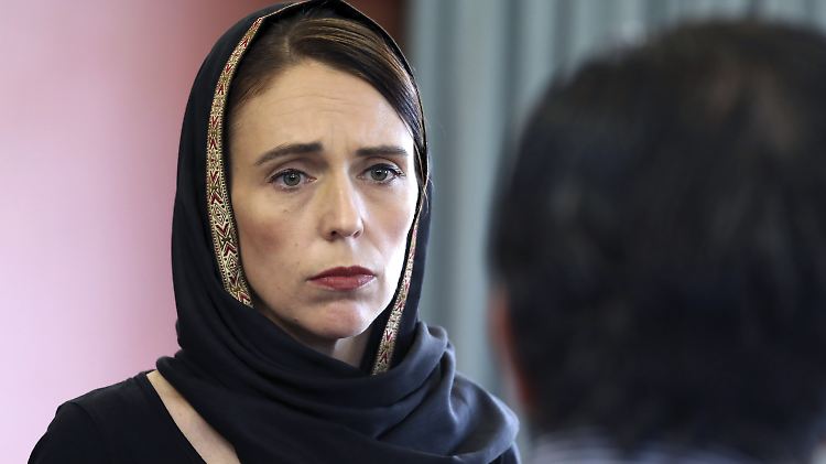 Premierministerin Ardern im Gespräch mit Vertretern der muslimischen Gemeinde.