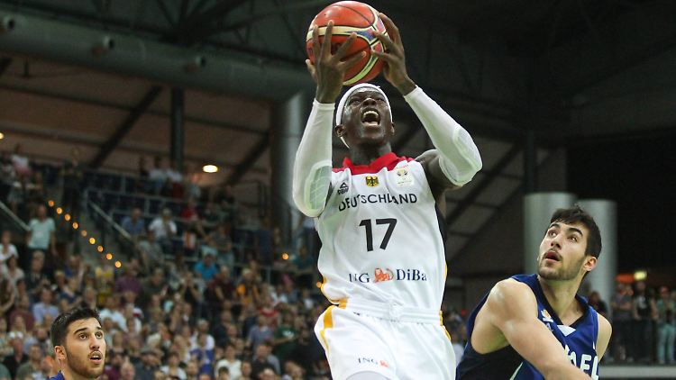 Basketball-Star Dennis Schröder muss bei der WM zunächst nicht gegen den großen Favoriten ran.