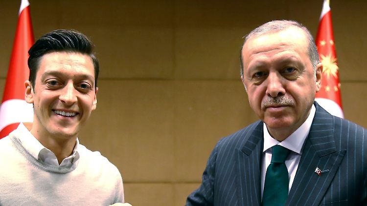 Özil und Erdogan bei ihrem Treffen im vergangenen Mai in London.