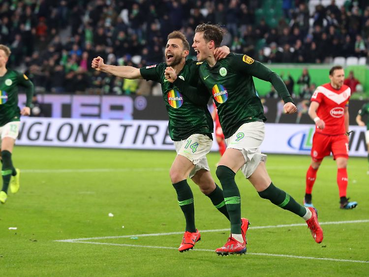 Geteilte Freude ist doppelte Freude - Wout Weghorst (rechts) durfte sogar dreimal jubeln.