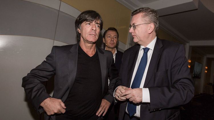 Joachim Löws Art, Entscheidungen zu kommunizieren, kann Reinhard Grindel (rechts) nicht nachvollziehen.