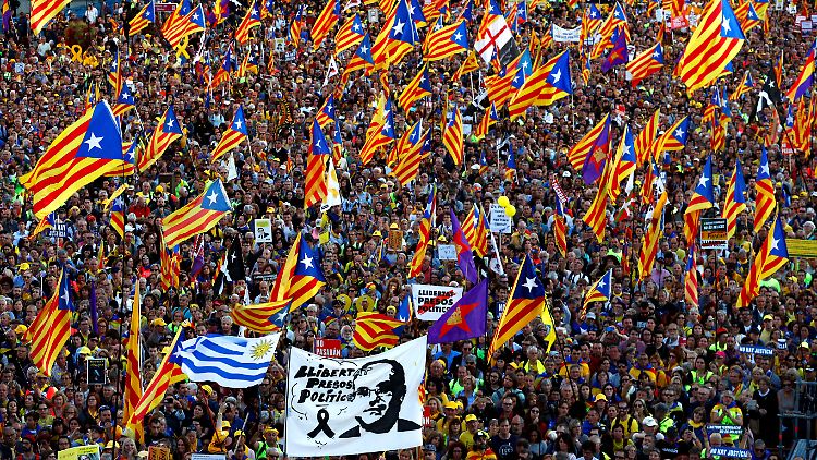 "Freiheit für die politischen Gefangenen" forderten die Demonstranten in Madrid.