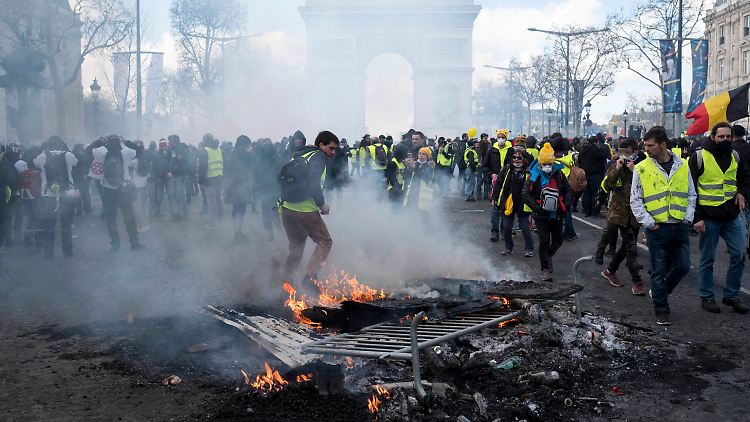 Mit "starken Entscheidungen" will Emmanuel Macron solche Bilder künftig verhindern. Die Rechte der Demonstranten sind inzwischen deutlich eingeschränkt, geholfen hat das bislang aber wenig.