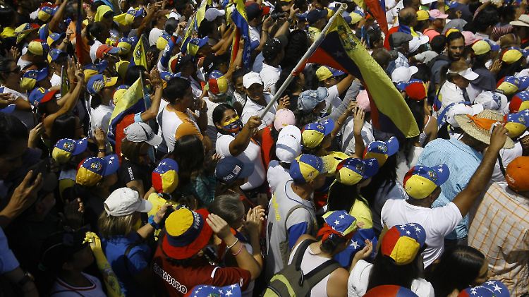 Guaidó hat viele Anhänger, doch das Militär bleibt bislang auf der Seite Maduros.