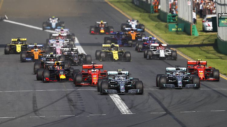 Mercedes verteidigte seine Doppelführung vom Start - im Ziel allerdings in umgekehrter Reihenfolge.