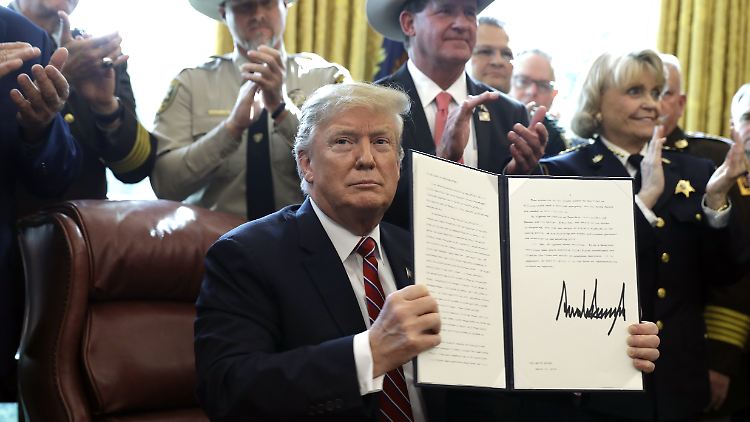 Trump nach der Unterzeichnung seines Vetos am Freitag.
