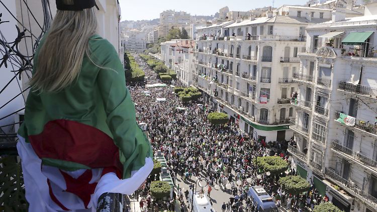 Am Freitag protestierten nach unterschiedlichen Angaben zwischen mehreren zehntausend und mehreren Millionen Menschen in Algerien.