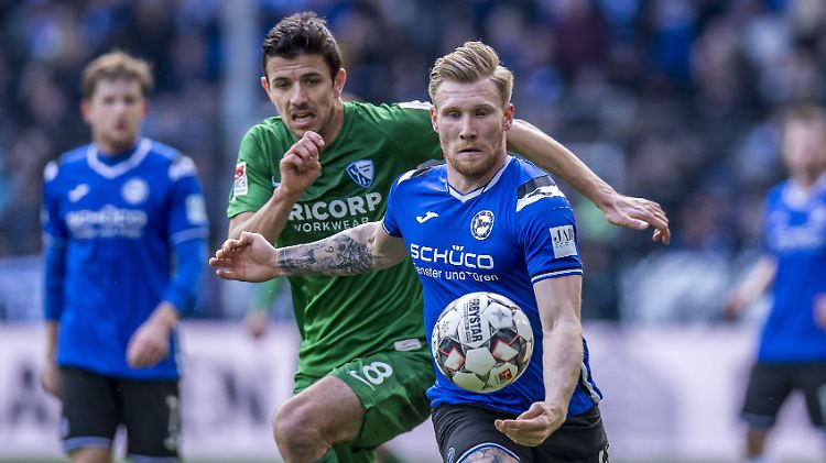 Bochums Anthony Losilla (links) und der Bielefelder Andreas Voglsammer im Zweikampf.